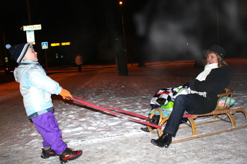 2010-01-04_17-31_00.jpg - Vítek vozí babičku na saních :)