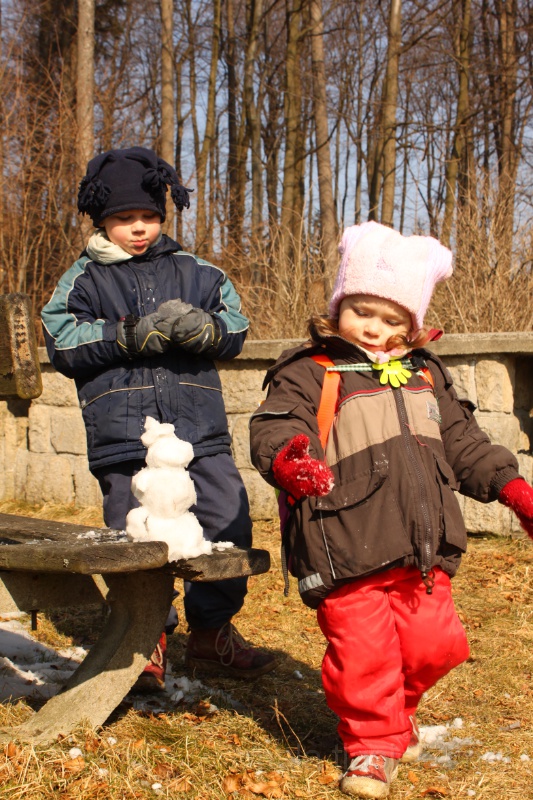 2011-03-04_12-47_00.jpg - Sněhuláček ze zbytků sněhu