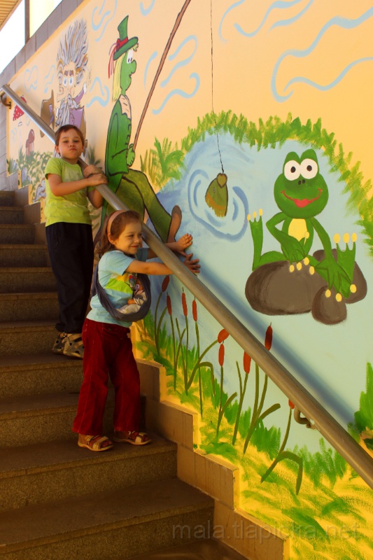 2012-08-28_12-27_01.jpg - Máme na nádraží nově vymalovaný úžasně pohádkový podchod