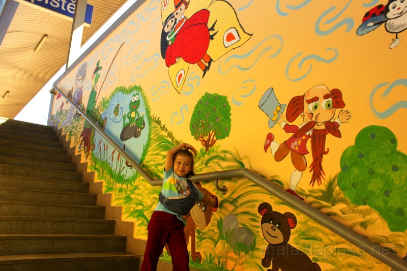 2012-08-28_12-28_03.jpg - Máme na nádraží nově vymalovaný úžasně pohádkový podchod