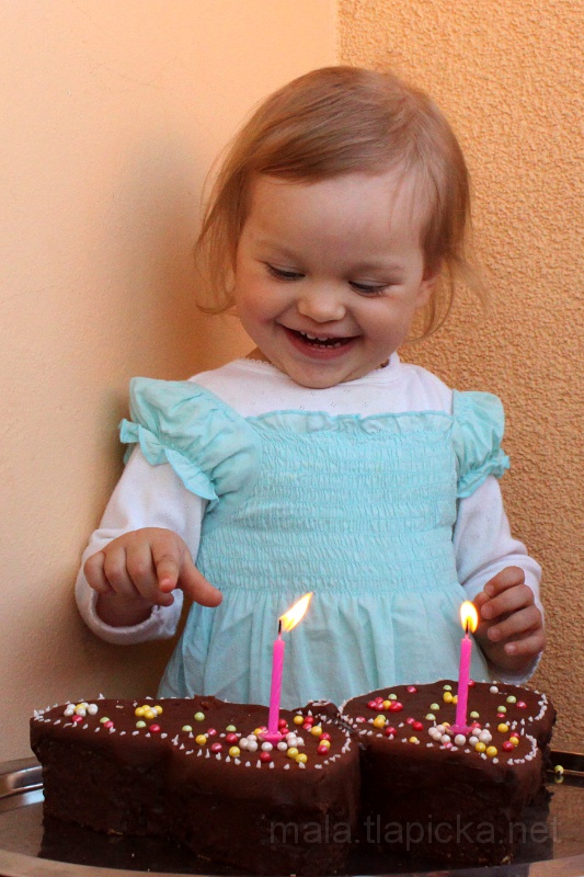 2014-03-30_15-43_07.jpg - Kristýnku nejvíc bavilo sešprtávat z dortu ty kuličky, kterými byl nazdoben :-) Takže na dortu kuliček ubývalo a na tácku přibývalo :-)