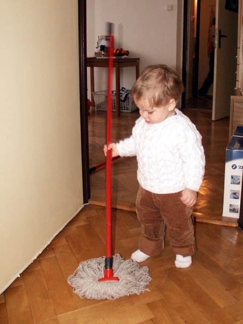 Vytírání podlahy.