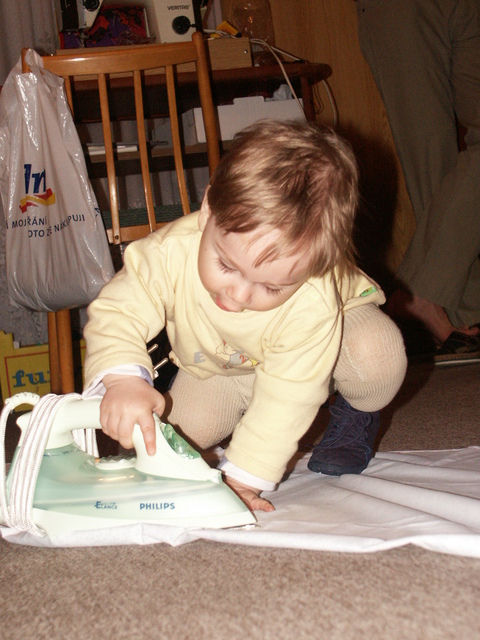 I žehlení už docela ovládám.